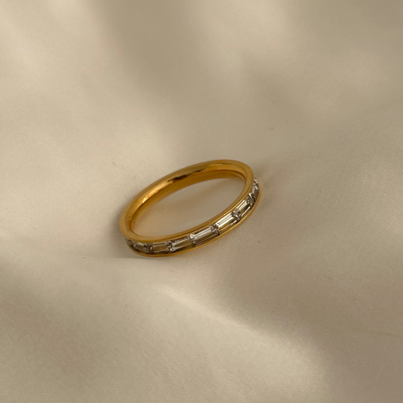 Glass band ring