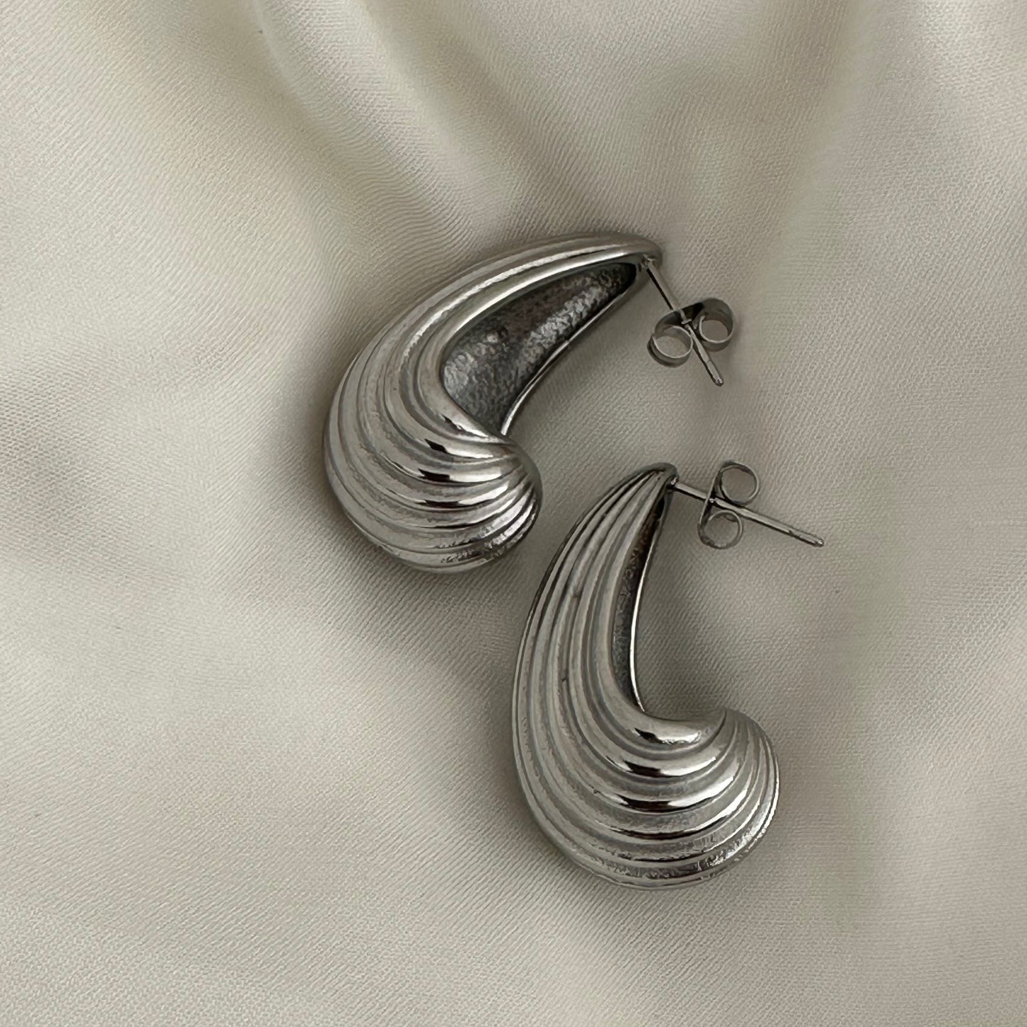 Ribbed teardrop earrings