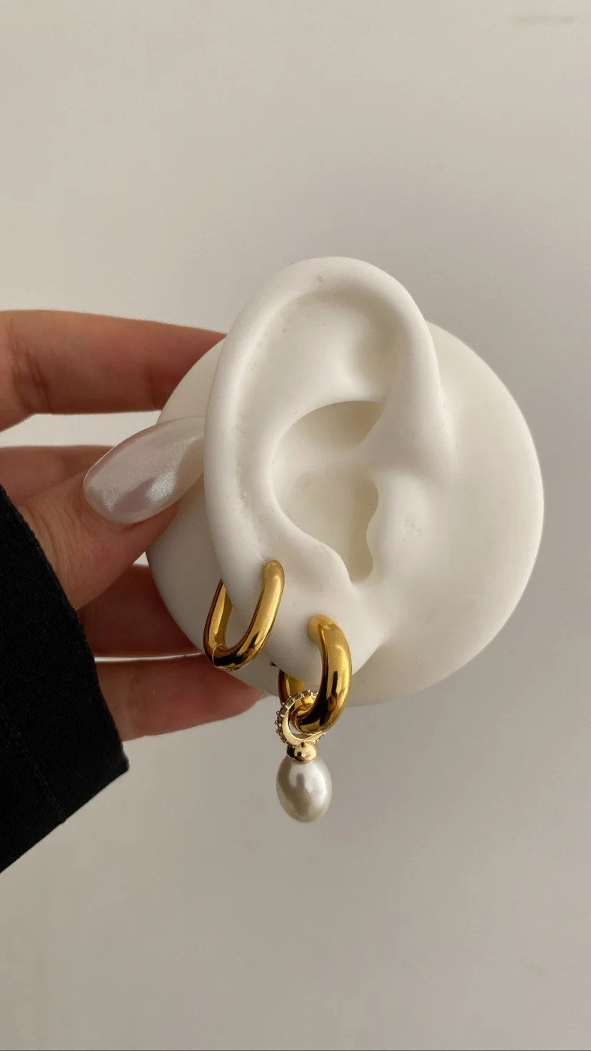 Pearly queen earrings