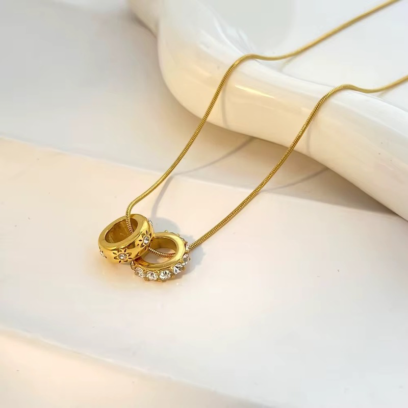 Rings & roses necklace