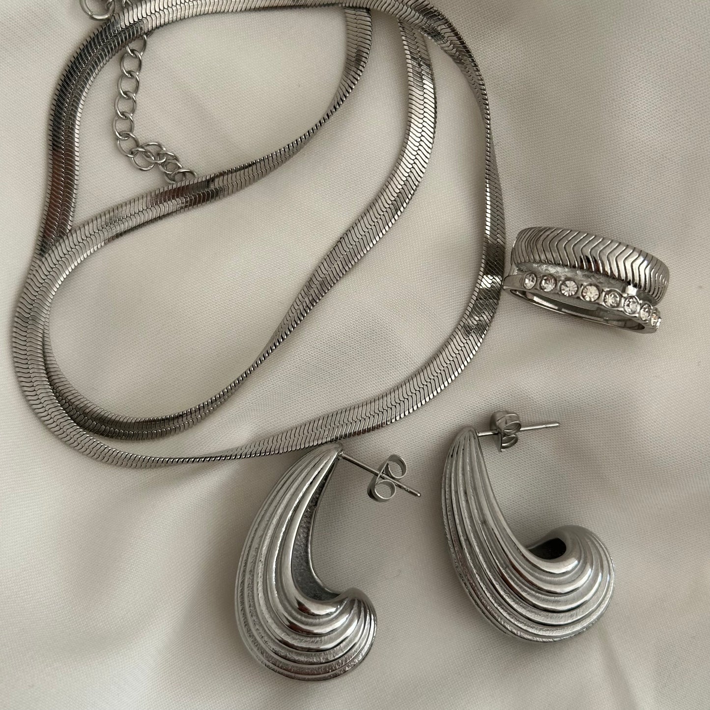 Ribbed teardrop earrings