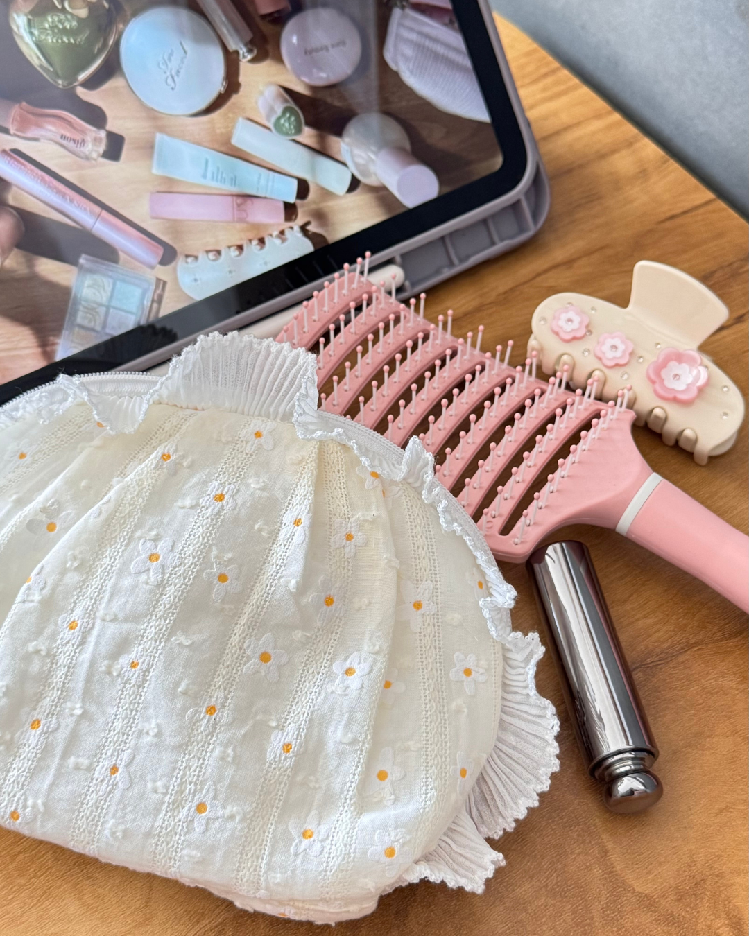 Daisy frilled pouch