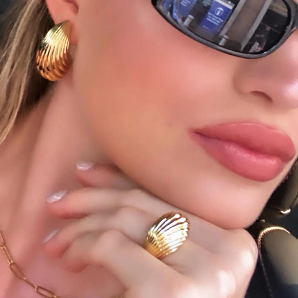 Ribbed teardrop earrings