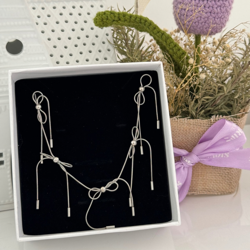 Constance bow necklace