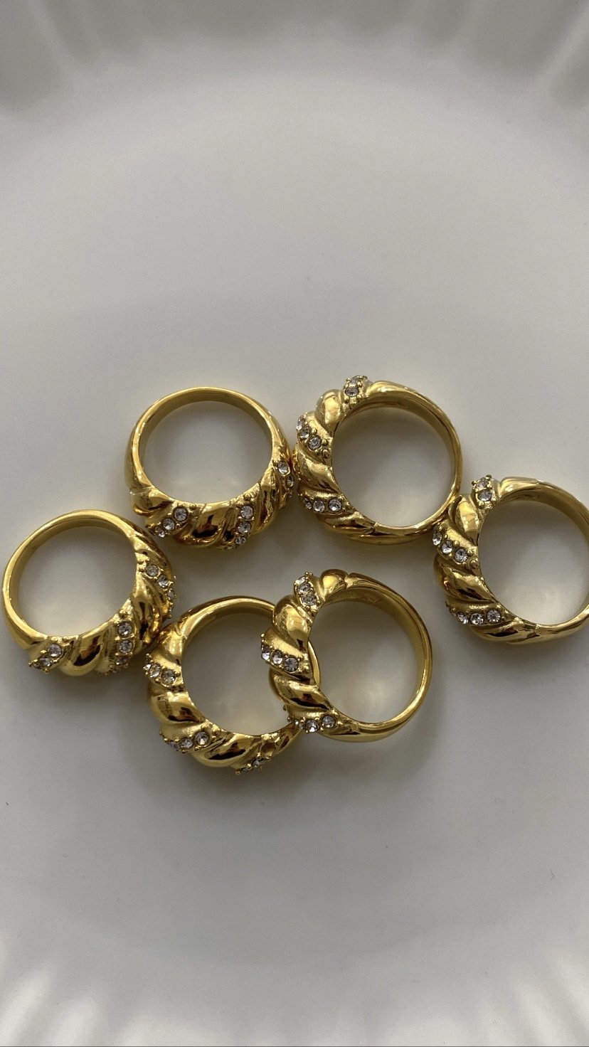 Lux croissant ring
