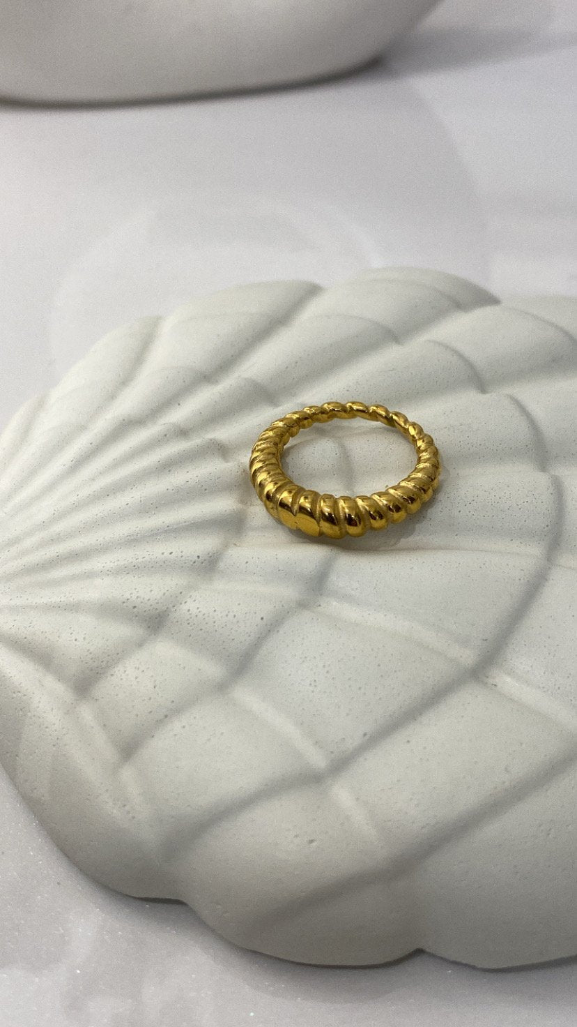 Twist croissant ring