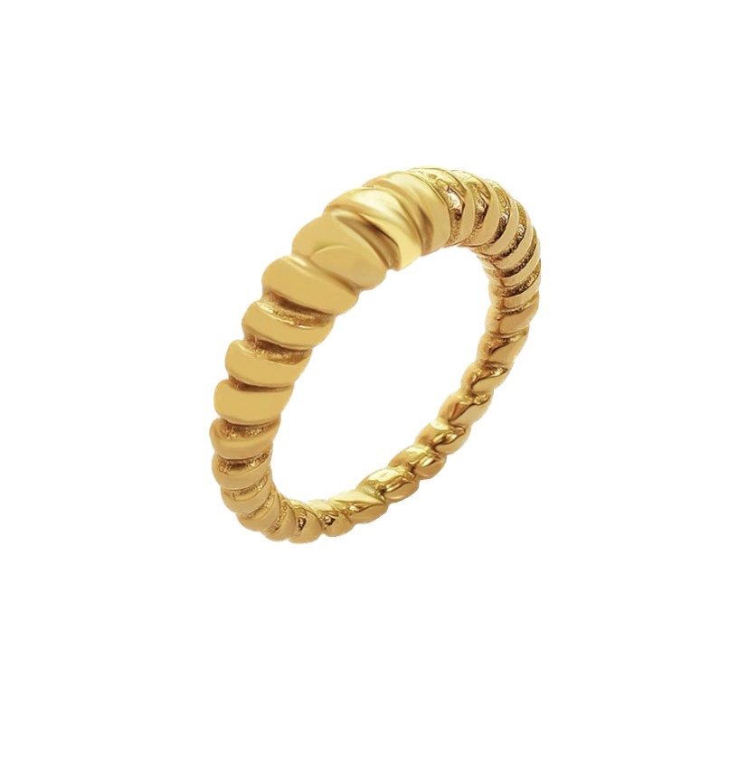 Twist croissant ring