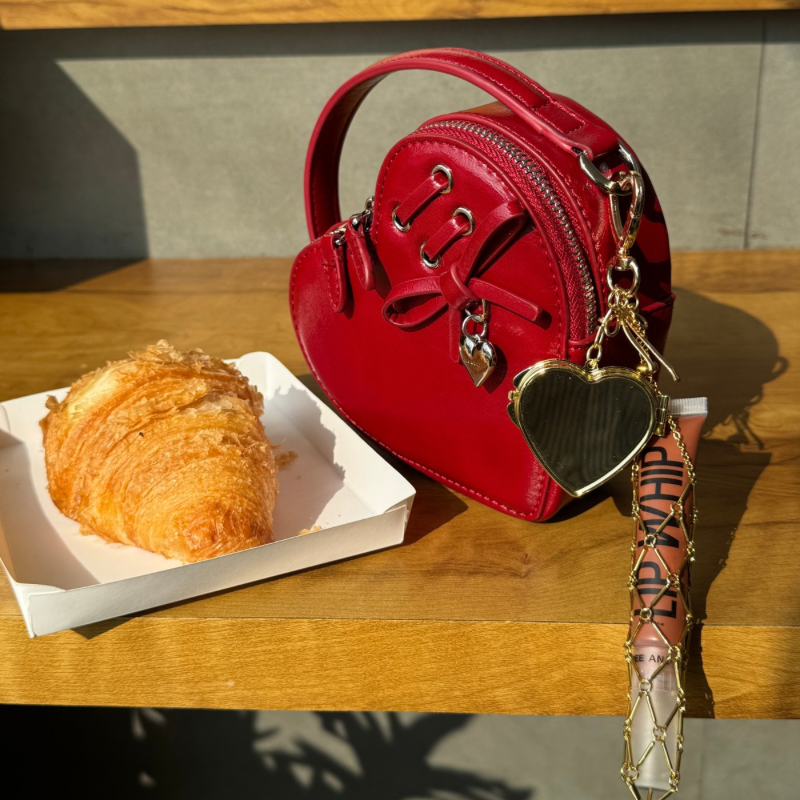 Matilda lipstick holder