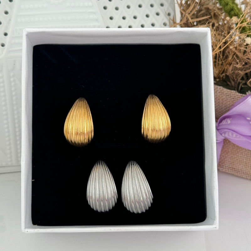 Ribbed teardrop earrings