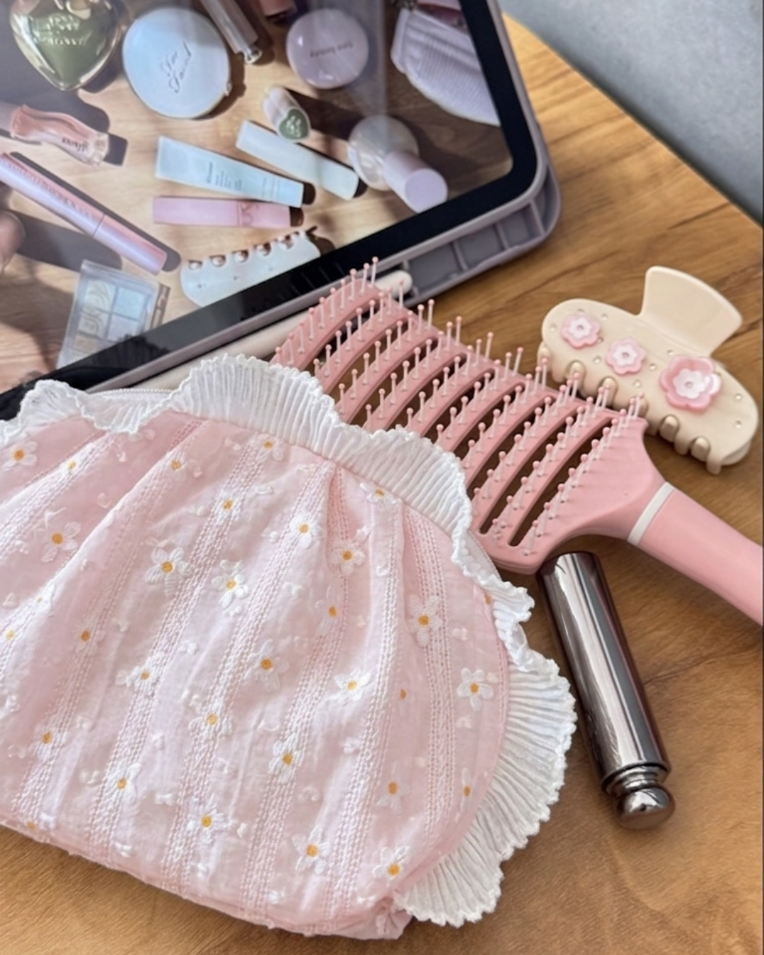 Daisy frilled pouch