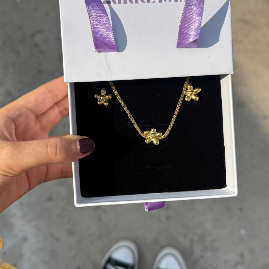 Daisy flower necklace