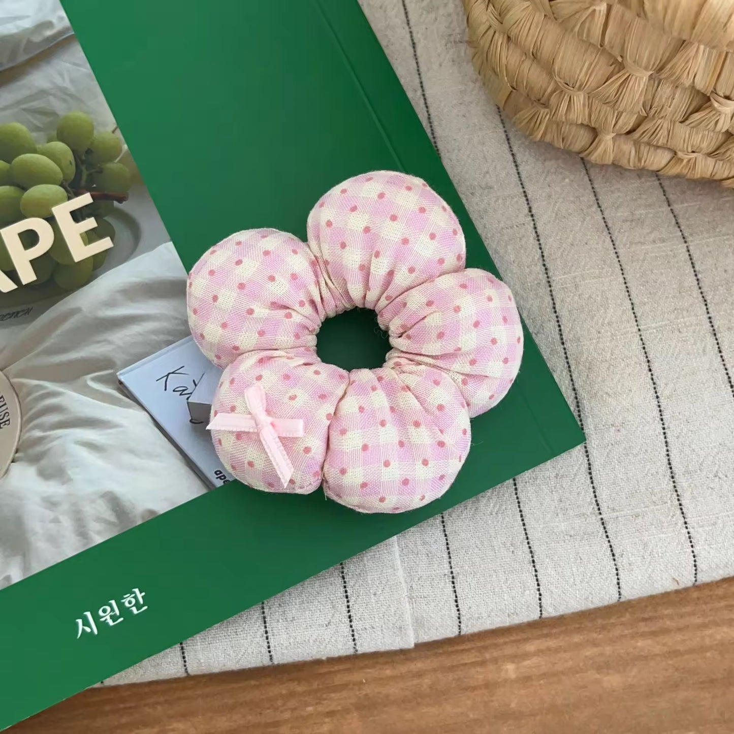 Mini Daisy scrunchie