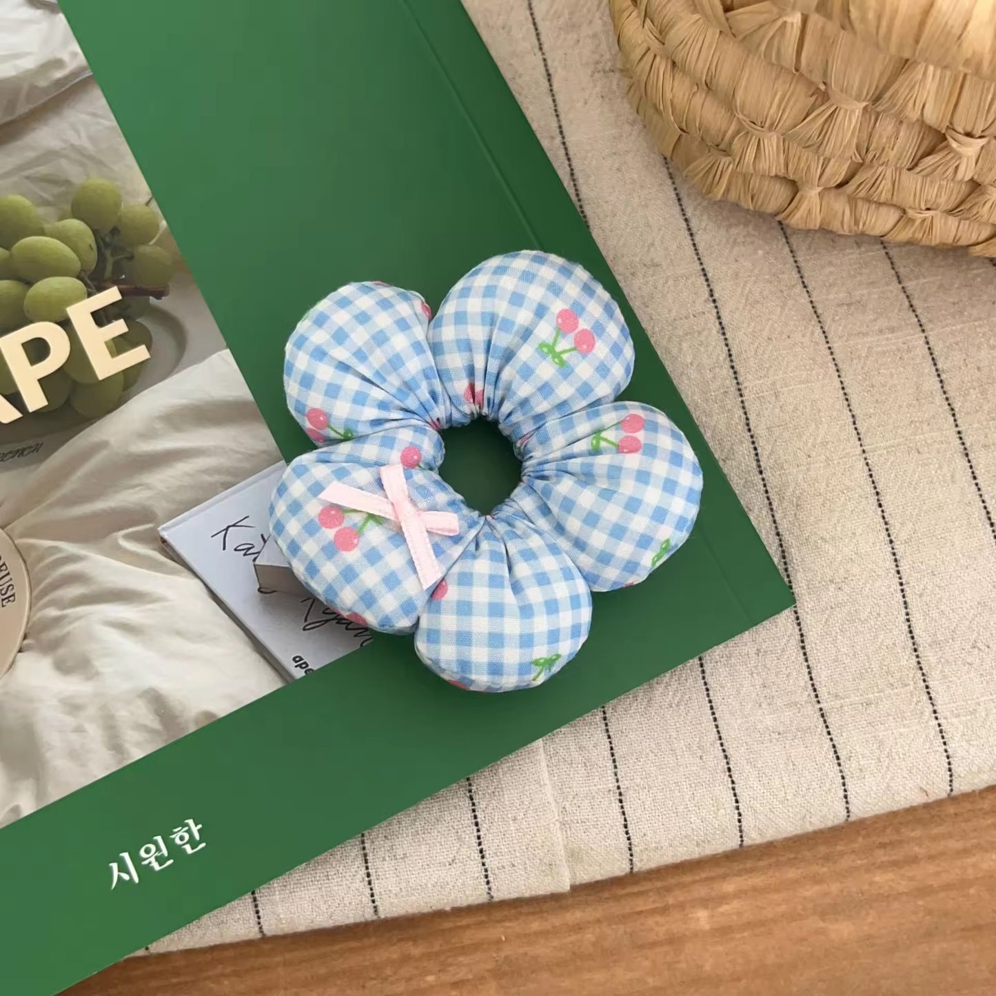 Mini Daisy scrunchie