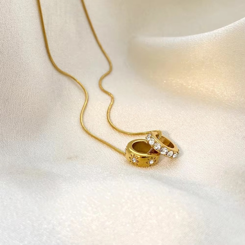 Rings & roses necklace